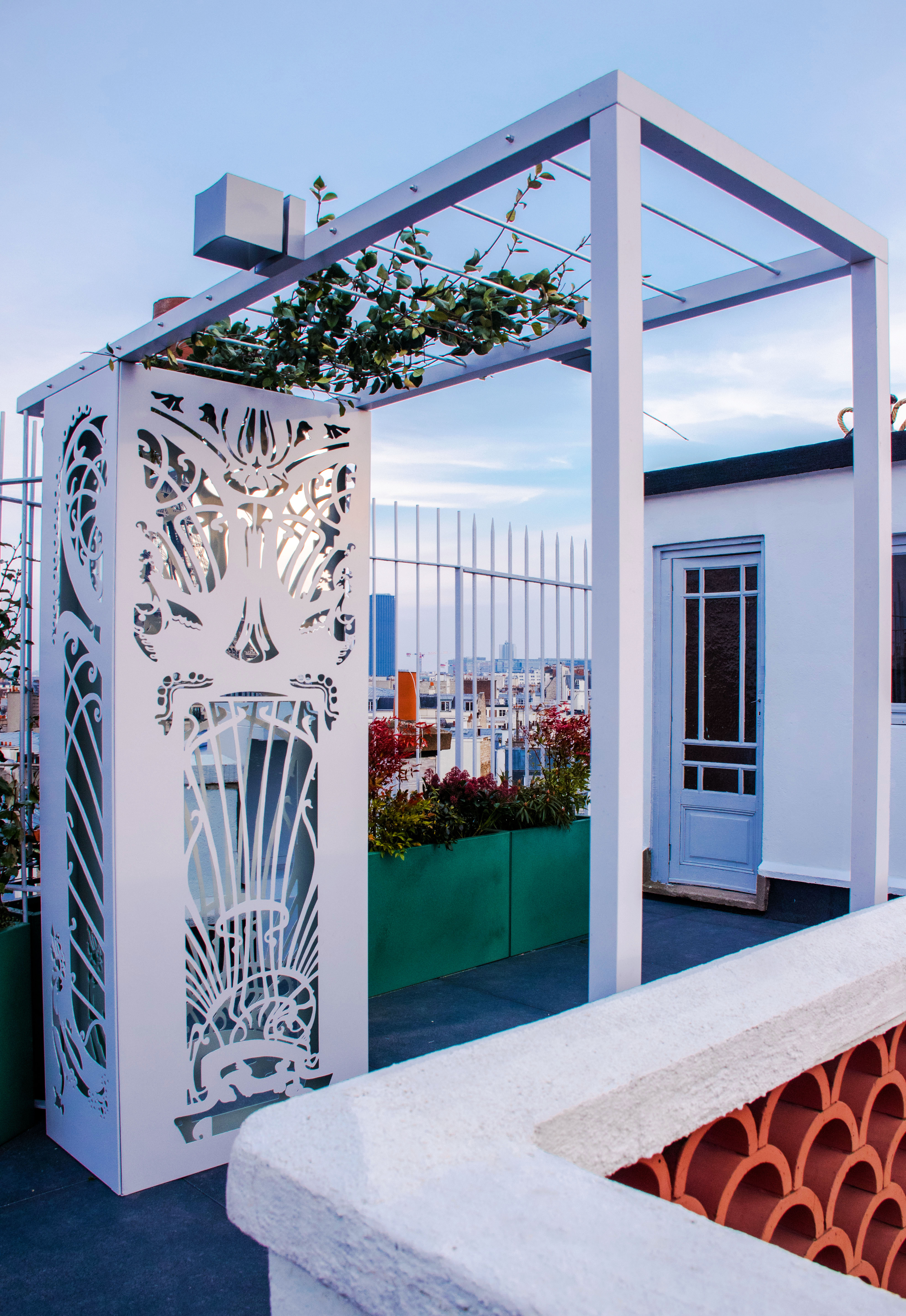 Habillage d'une cheminée et arche par miroirs et découpe laser dans le style art nouveau